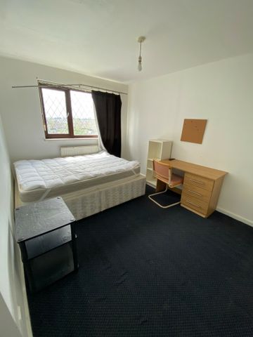 St Johns Road, Hyde Park - Photo 5