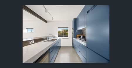 FULLY FURNISHED BEACHFRONT PENTHOUSE WITH ICONIC HARBOUR VIEWS - Photo 2