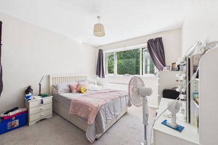 3 bedroom Flat in Yorktown Road, Sandhurst - Photo 2