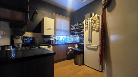Price £675 pcm - Available Now - Part Furnished - Photo 4