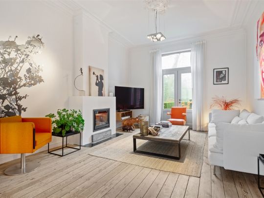 Instapklare en zeer centraal gelegen (deels gemeubelde) ruime herenwoning op 1498m2 met 5 SLK, garage & parktuin - Foto 1