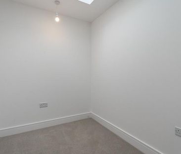 4 bedroom semi-detached house to rent - Photo 3