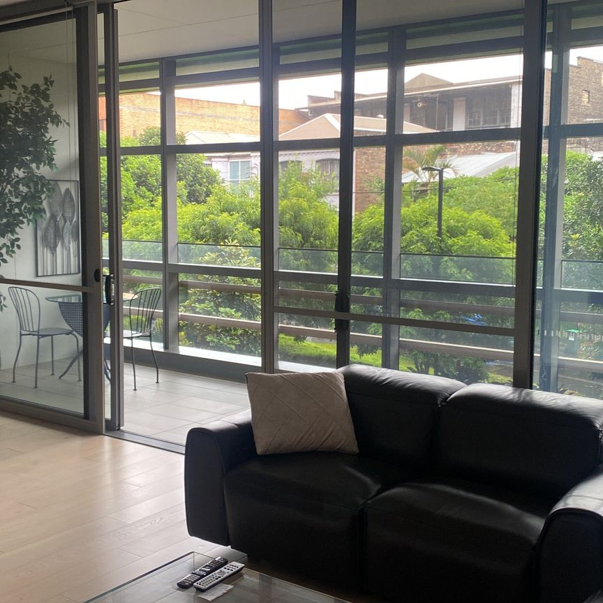 Chippendale - Photo 1