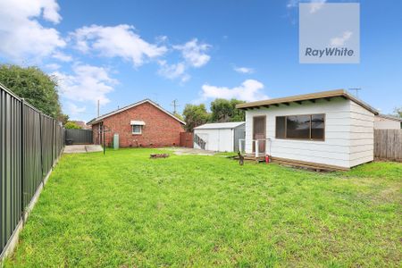 3 Bedrooms & A Fully Contained Bungalow! - Photo 2