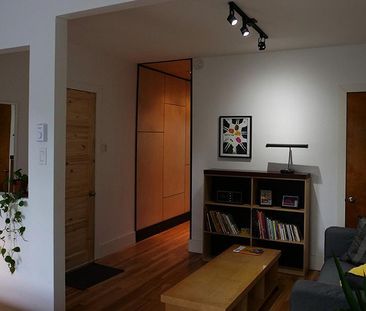 Magnifique 3 ½ ensoleillé à aire ouverte entièrement meublé - Photo 2