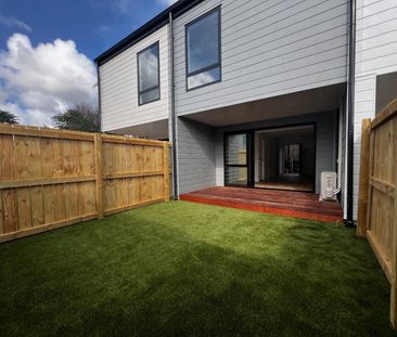 Near new 2 bedroom 2.5 bathroom on Divich - Photo 2