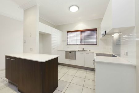 Townhouse in Indooroopilly with Air-Conditioning and Tandem Garage - Photo 3