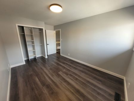 3 Beds & 1.5 Baths Townhouse Style Property In Fairhaven Area - Photo 3