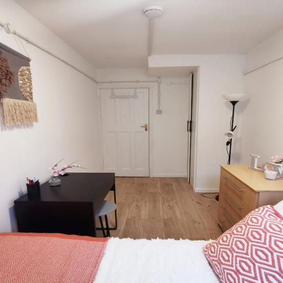 1 bedroom in a flat share to rent - Photo 1