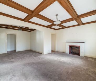 Charming Cottage in Sought-After Morningside Pocket! - Photo 4