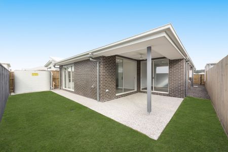 Modern Family Living - Photo 2