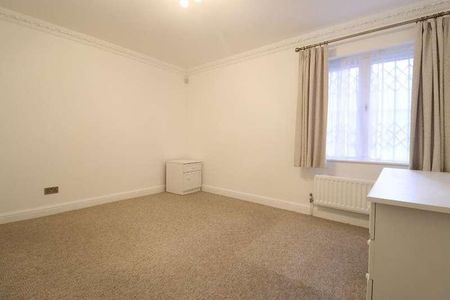 Cranbourne Court, Hale Lane, Edgware, Middlesex, HA8 - Photo 3