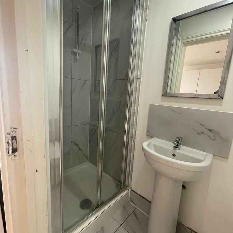 5 bedroom flat to rent - Photo 1