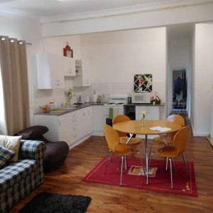 Two bedroom half house with air-conditioned living - Photo 2