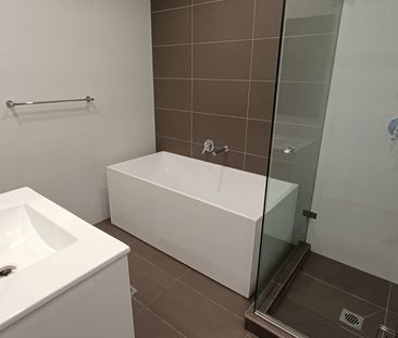 Vibrant and modern top-floor 3-bedroom apartment located in Botany - Photo 6
