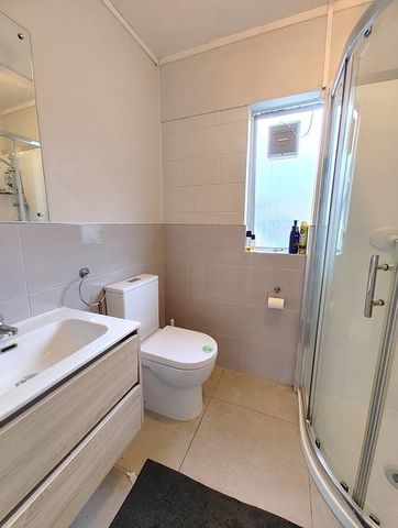 Two Bedroom Flat in the Heart of Morningside - Photo 4