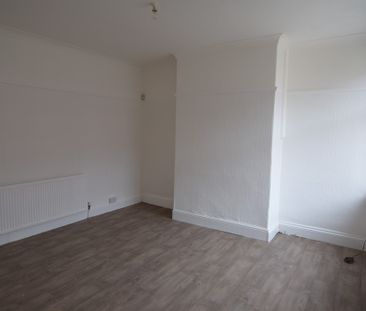 To Let 4 Bed Mid Terraced House - Photo 4