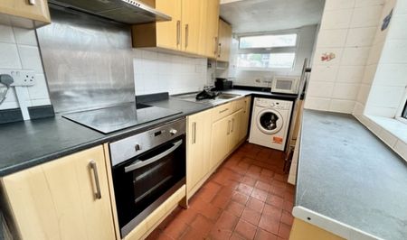 Fantastic 3 Bedroom Student Property - Photo 4