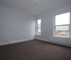 3 BEDROOM House - Terraced - Photo 6