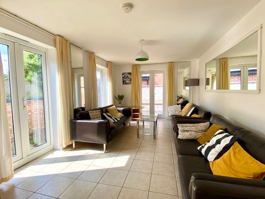 7 Bed Terraced House, Clarendon Park Road, LE2 - Photo 1