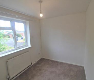 2 bedroom semi-detached bungalow to rent - Photo 3