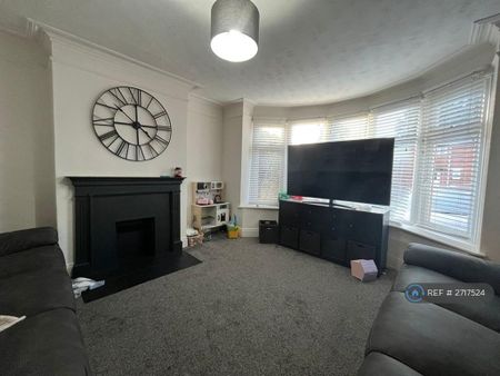 3 bedroom semi-detached house to rent - Photo 2