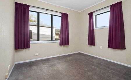 LARGE FAMILY HOUSE WALK TO SANDSPIT SCHOOL - Photo 3