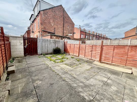 Cedar Close, Leeds - Photo 1