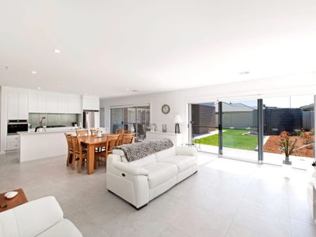 10 Angus Place, Bungendore - Photo 2