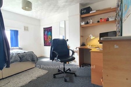 3 Bedroom House Central Hyde Park - Photo 3