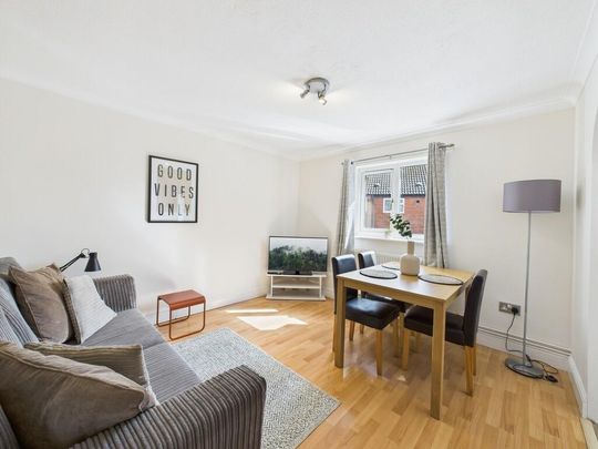 3 bedroom flat to rent - Photo 1