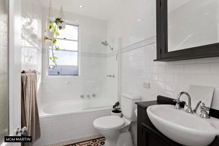 MGM MARTIN – GRAND FREESTANDING THREE BEDROOM + STUDY/SUNROOM FEDERATION HOME IN PREMIER TREE-LINED STREET - Photo 4