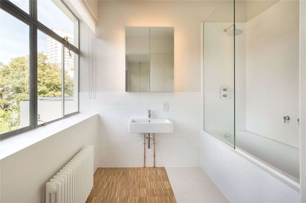 A lovely and bright two bedroom two bathroom flat in a converted warehouse development. - Photo 1