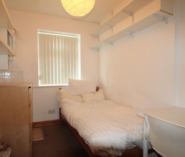 6 bedroom semi-detached house to rent - Photo 2