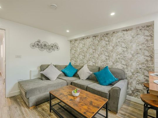 1 bedroom in a house share to rent - Photo 1