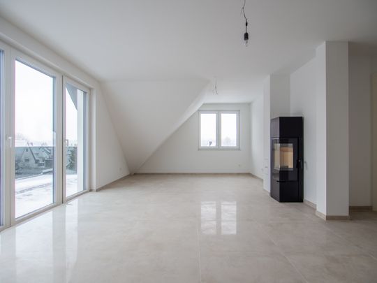 Modernes Wohnen im Dachgeschoss – Neubau mit Kamin und großem Balkon - Foto 1