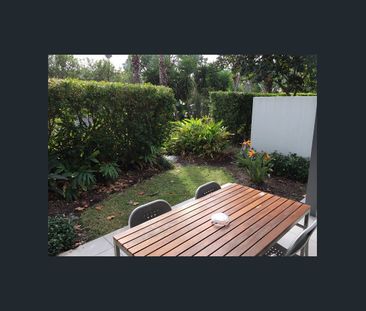 Resort living overlooking the lagoon pool - Photo 3