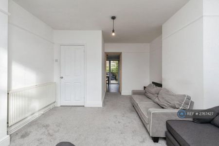 1 bedroom in a house share to rent - Photo 2