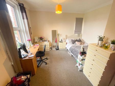 To Rent Bryanstone Road, Winton, Bournemouth, BH3 £2,970 pcm Tenancy Info - Photo 3