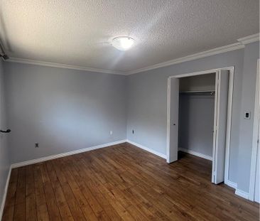 37 ELORA Drive, Hamilton, Ontario, L9C6T4 - Photo 2