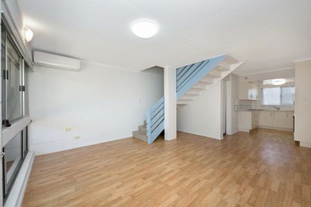 Unit 8/15 Cook Street, North Ward. - Photo 2