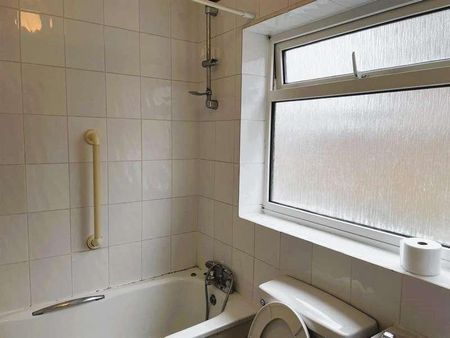 Ashford Crescent, Ashford, TW15 - Photo 5