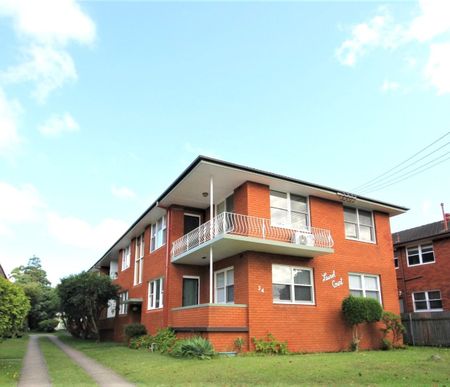 Stunning Renovated 2 Bedroom unit in quiet location - Photo 4