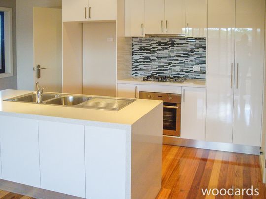 Modern Apartment in Prime Location with Secure Parking and Stylish Features - Photo 1