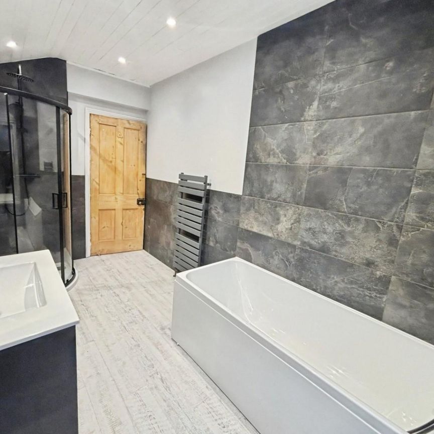 2 bedroom House To Let Total Size: 1012 SQ FT - Photo 1