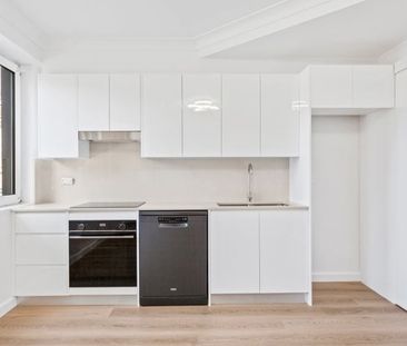 Unfurnished One Bedroom with Parking ! - Photo 1