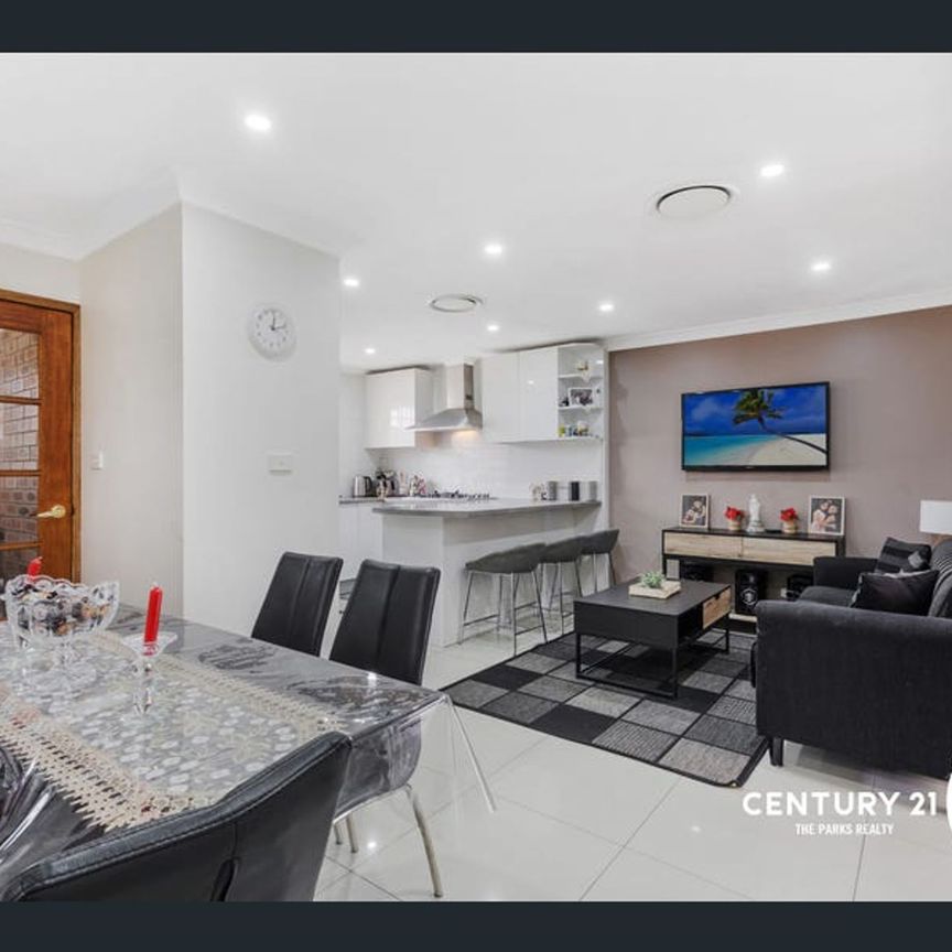 Modern Three Bedroom Home! - Photo 1