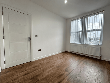 4 bedroom semi-detached house to rent - Photo 4