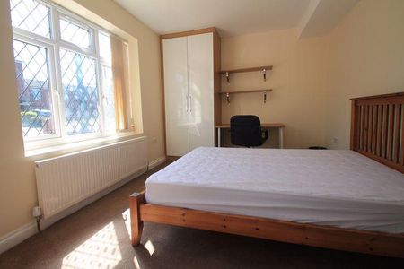 8 bedroom semi-detached house to rent - Photo 2