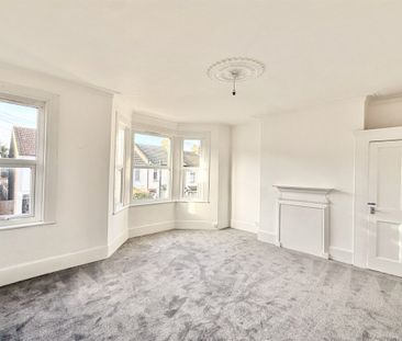 2 bed Flat Gainsborough Drive, SS0 - Photo 1